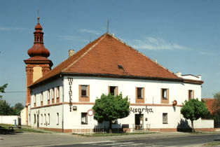 Část původní barokní zvonice v Sadské